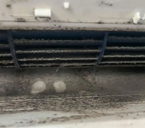 阜平空调吹的风有股烧焦味是怎么回事